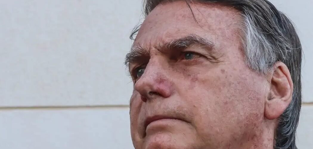 Ordem do STF determina que Bolsonaro entregue passaporte à Justiça