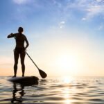 No mar: Autistas da Associação Fortaleza Azul participam de aulas de stand up paddle gratuitas