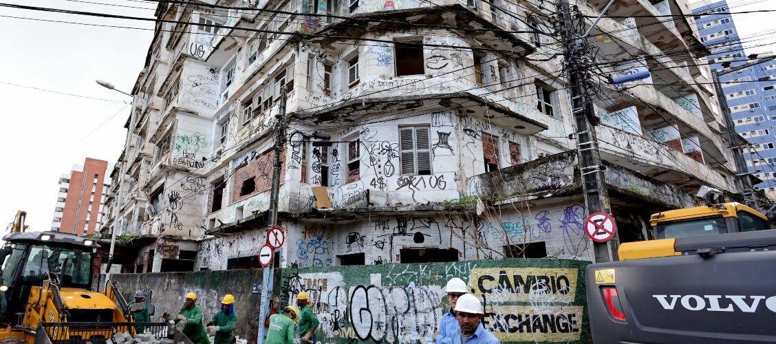 O processo de demolição se dá pelo desmonte do prédio. Nesta terça-feira (05/03), a Seinf iniciou o escoramento da estrutura (Foto: Marcos Moura)