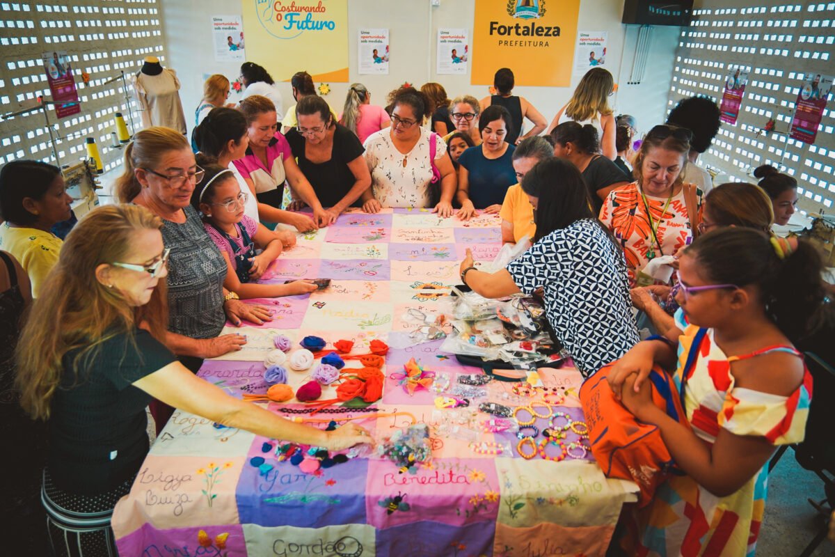 Projeto Costurando o Futuro realiza oficina de ecobag para mulheres no ateliê do Cuca Pici