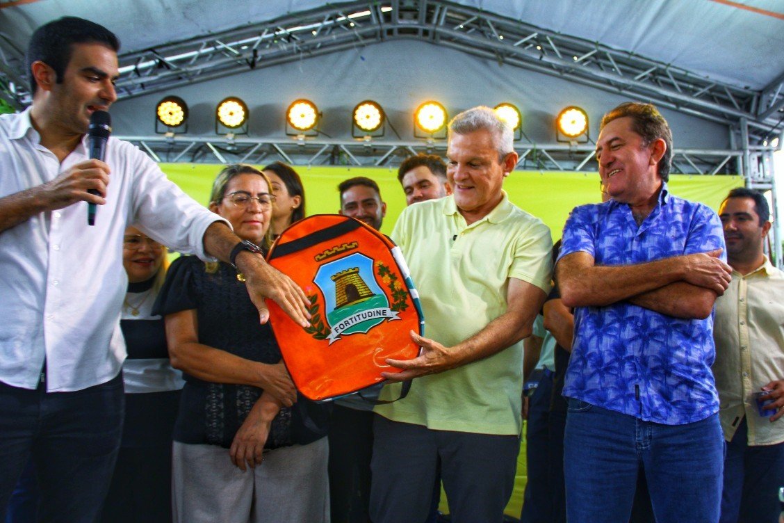Antônio Bezerra recebe a 1ª unidade móvel do Projeto Costurando o Futuro