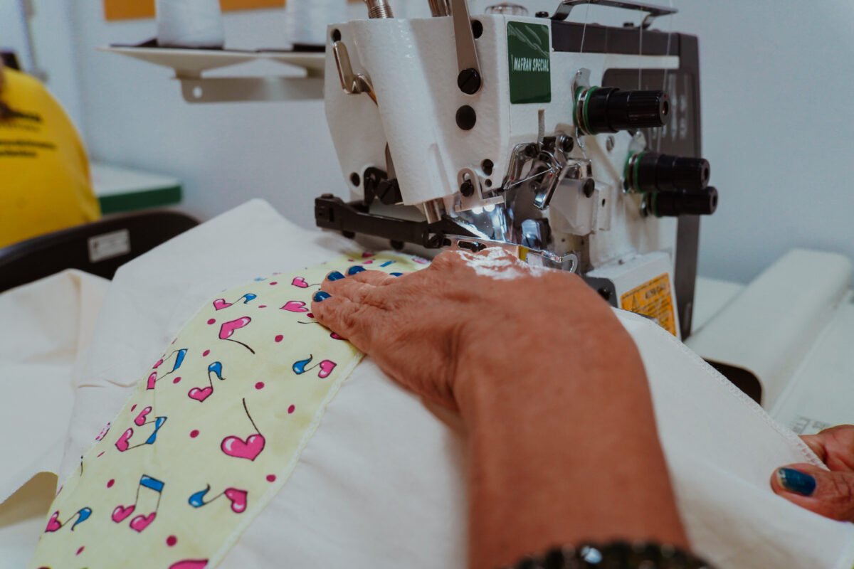 Projeto Costurando o Futuro está com inscrições abertas para doação de 1.000 máquinas de costura
