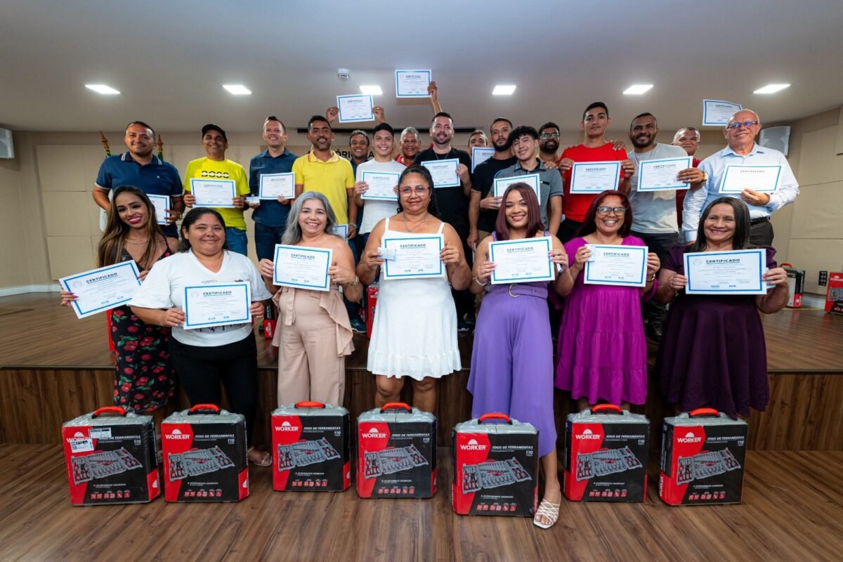 Ambiental Ceará entrega certificados e ferramentas para a primeira turma do programa Mãos e Obras em Fortaleza