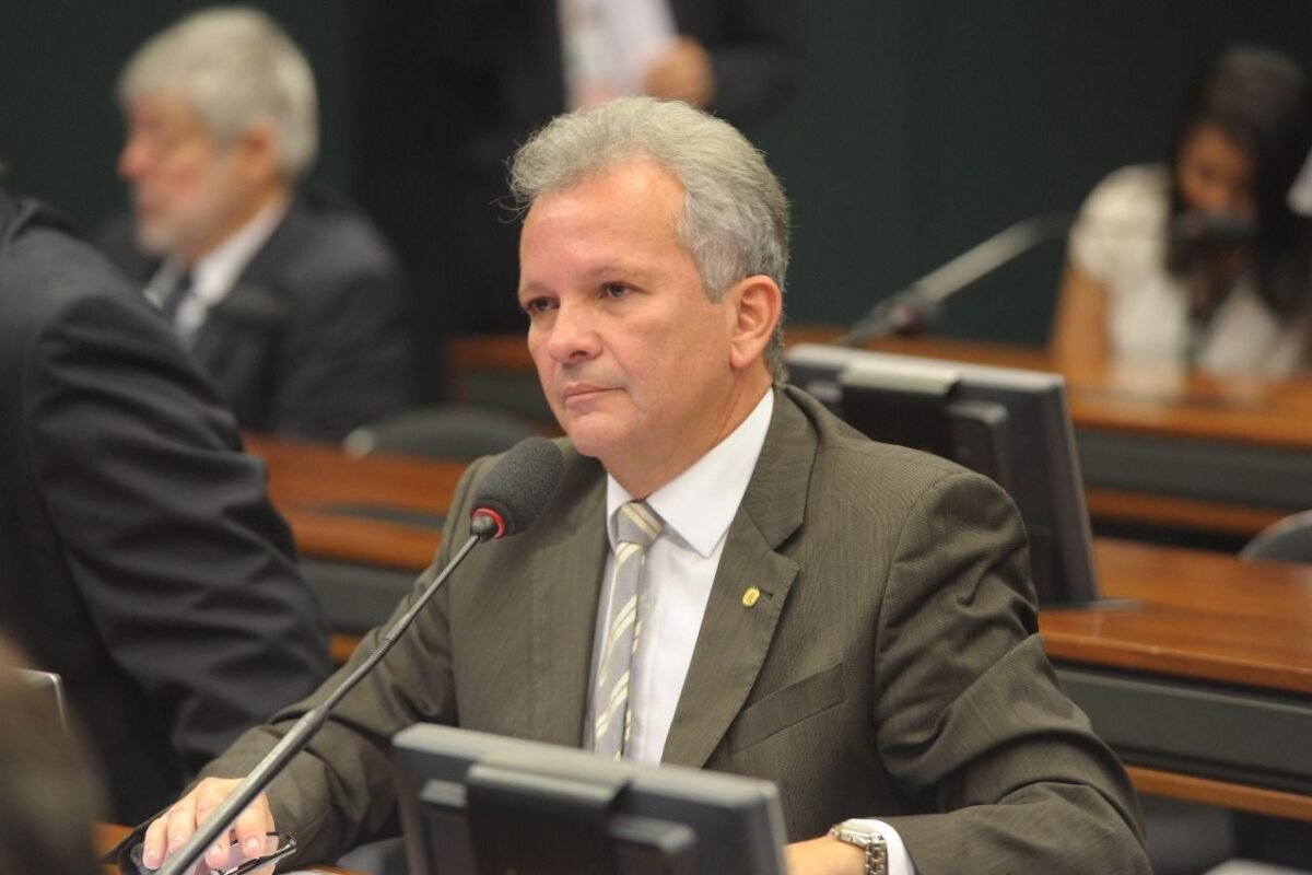 Comissão aprova relatório de André Figueiredo que prevê piso salarial para garis no Brasil