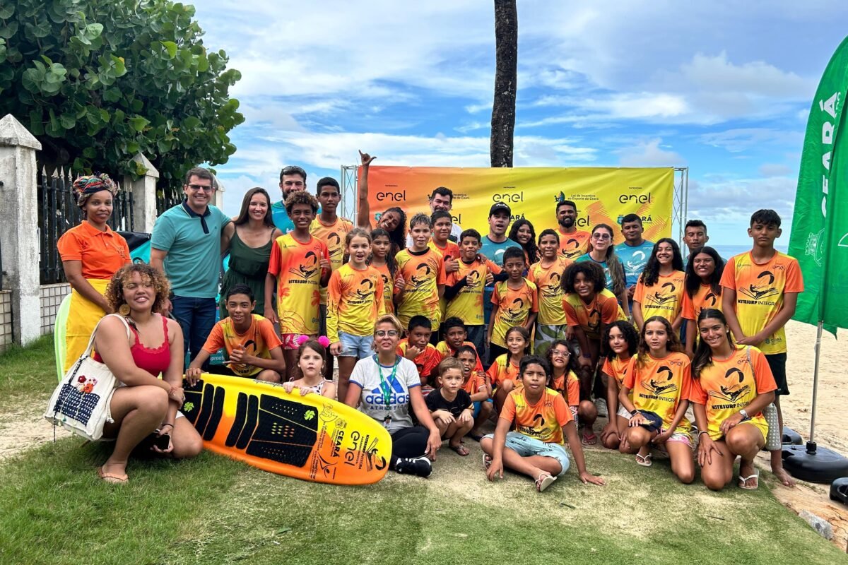 Projeto 'Kitesurf integra' transforma vidas na praia do Cumbuco por meio do esporte e educação