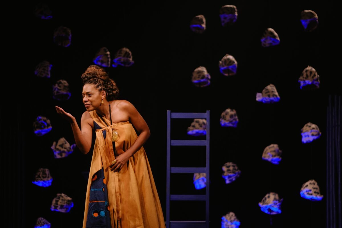 Vilma Melo apresenta “Mãe de Santo” na noite de abertura oficial do XV Festival de Teatro de Fortaleza