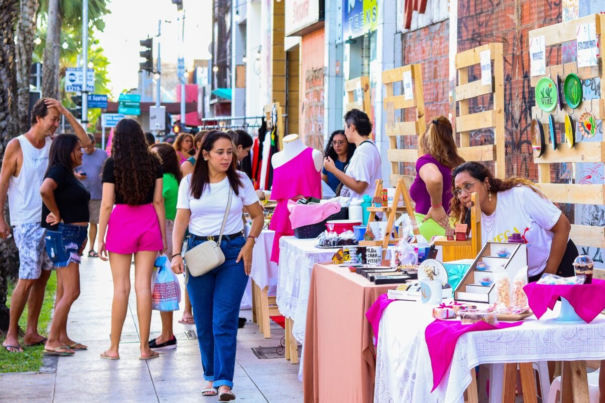 Descontos, feiras de gastronomia, artesanato, vinil e apresentações musicais marcam o 9º Mega Bazar da Avenida Monsenhor Tabosa