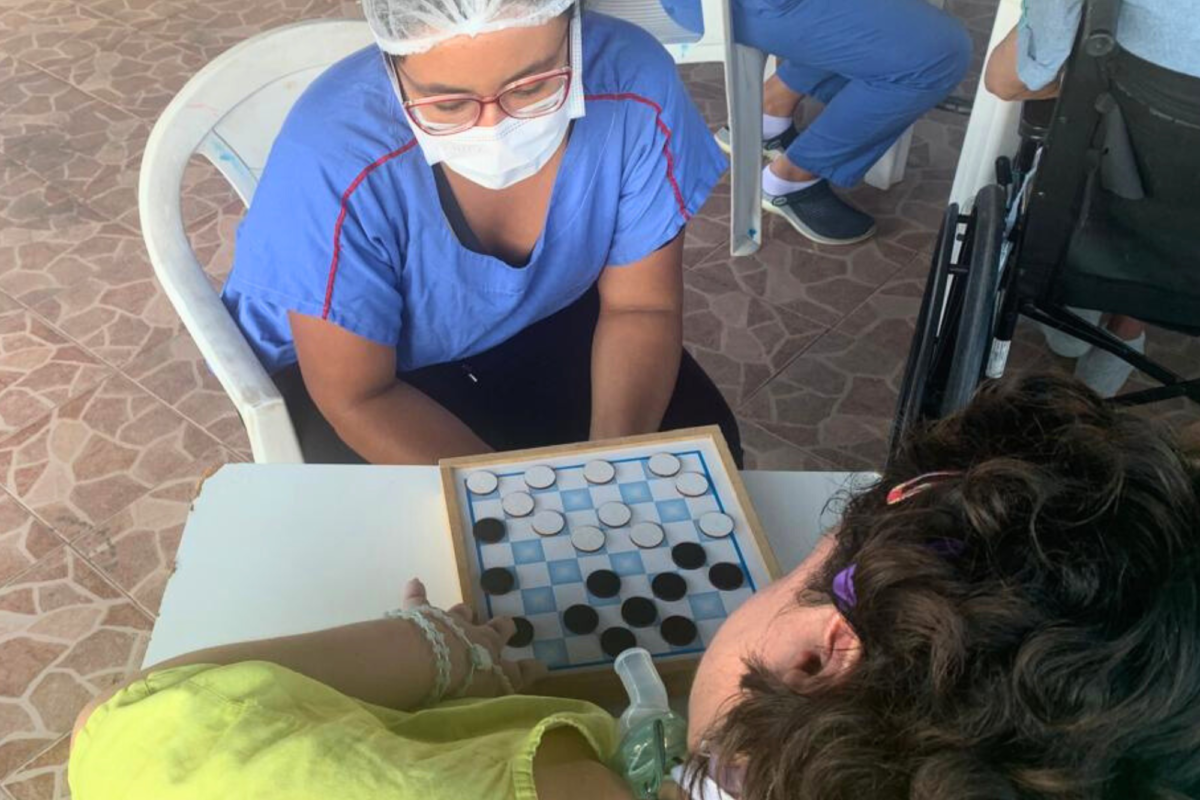 Jogos como xadrez e quebra-cabeça ajudam na reabilitação de pacientes na Casa de Cuidados do Ceará