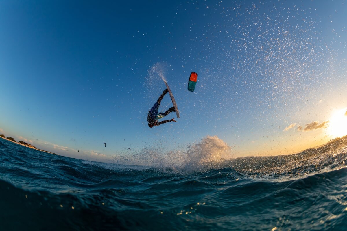 Cidade é um dos principais destinos para kitesurfistas no Ceará