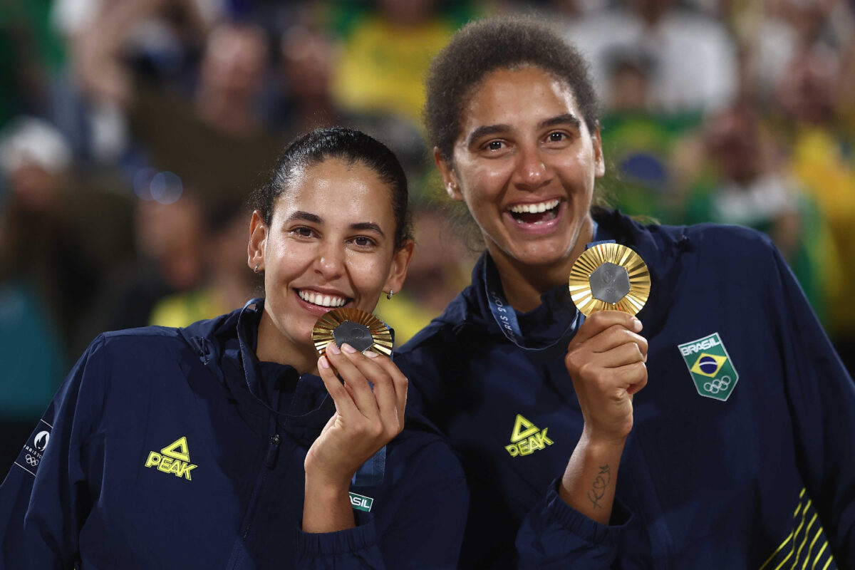 Duda e Ana Patrícia derrotam canadenses e são ouro no vôlei de praia