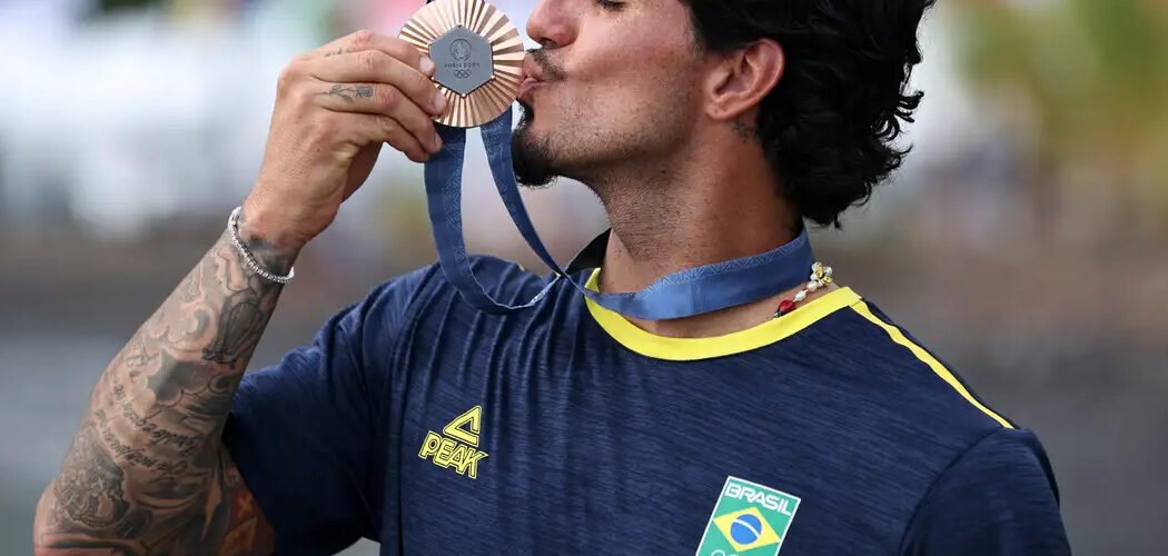 Gabriel Medina garante bronze para o Brasil no surfe masculino