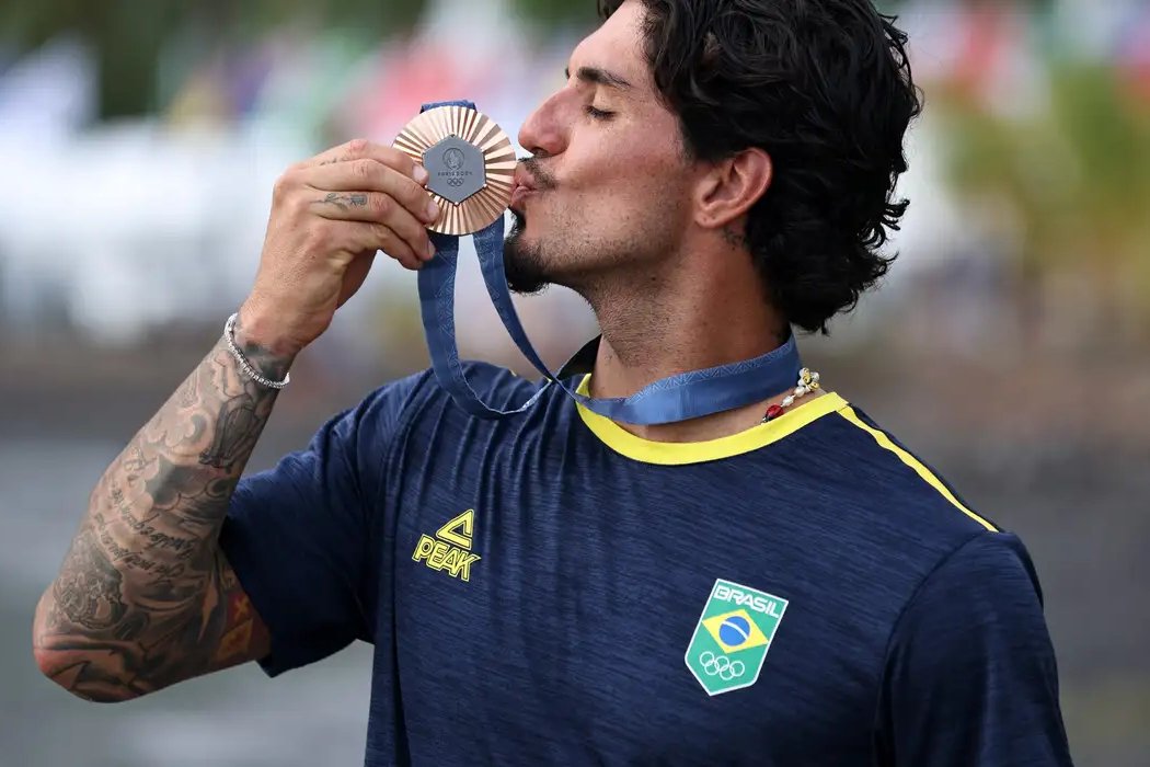 Gabriel Medina garante bronze para o Brasil no surfe masculino