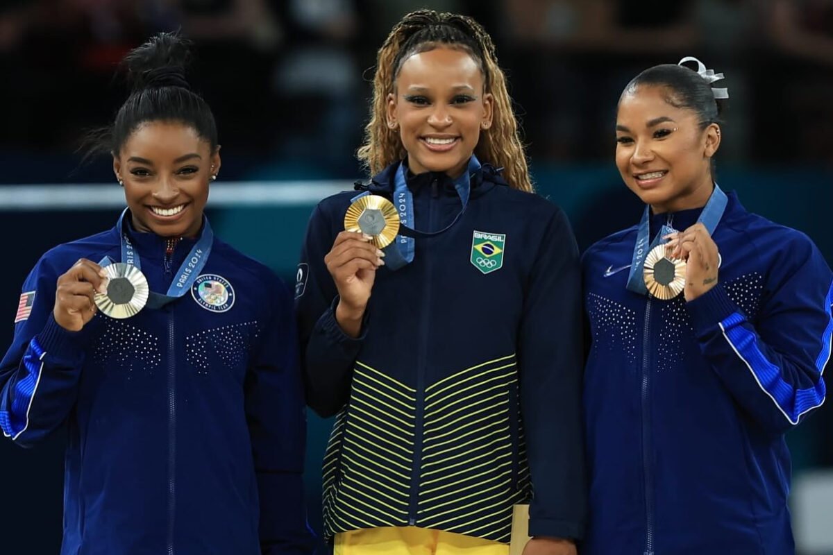 Rebeca é ouro no solo e vira maior medalhista olímpica do Brasil