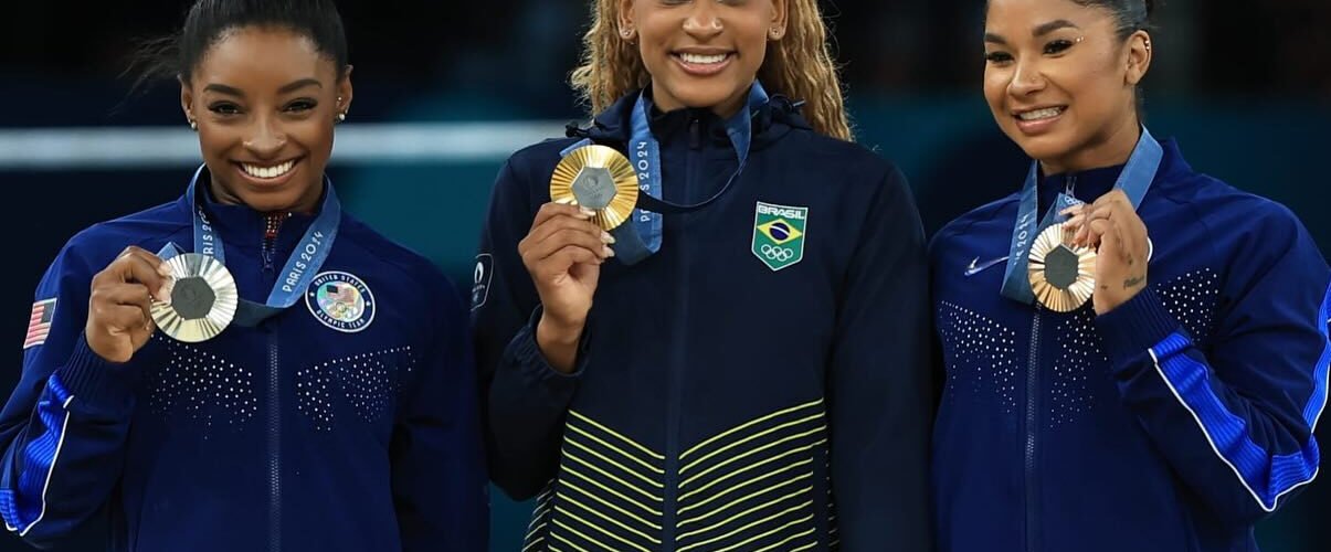 Rebeca é ouro no solo e vira maior medalhista olímpica do Brasil