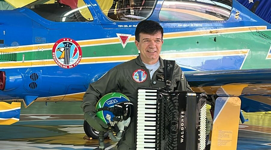 Waldonys grava remake do clipe de “Sonho de Ícaro” com a Esquadrilha da Fumaça