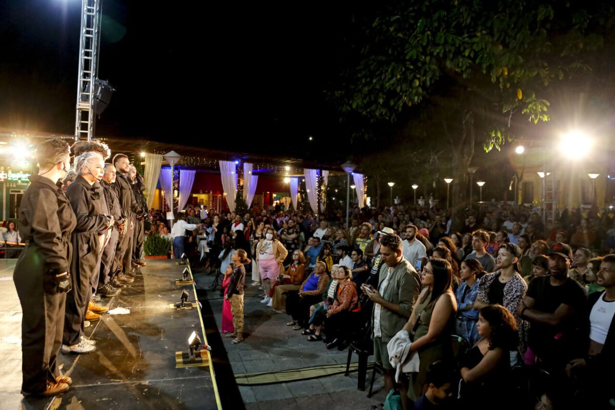 Público lota praça do teatro na abertura do 30º FNT em Guaramiranga