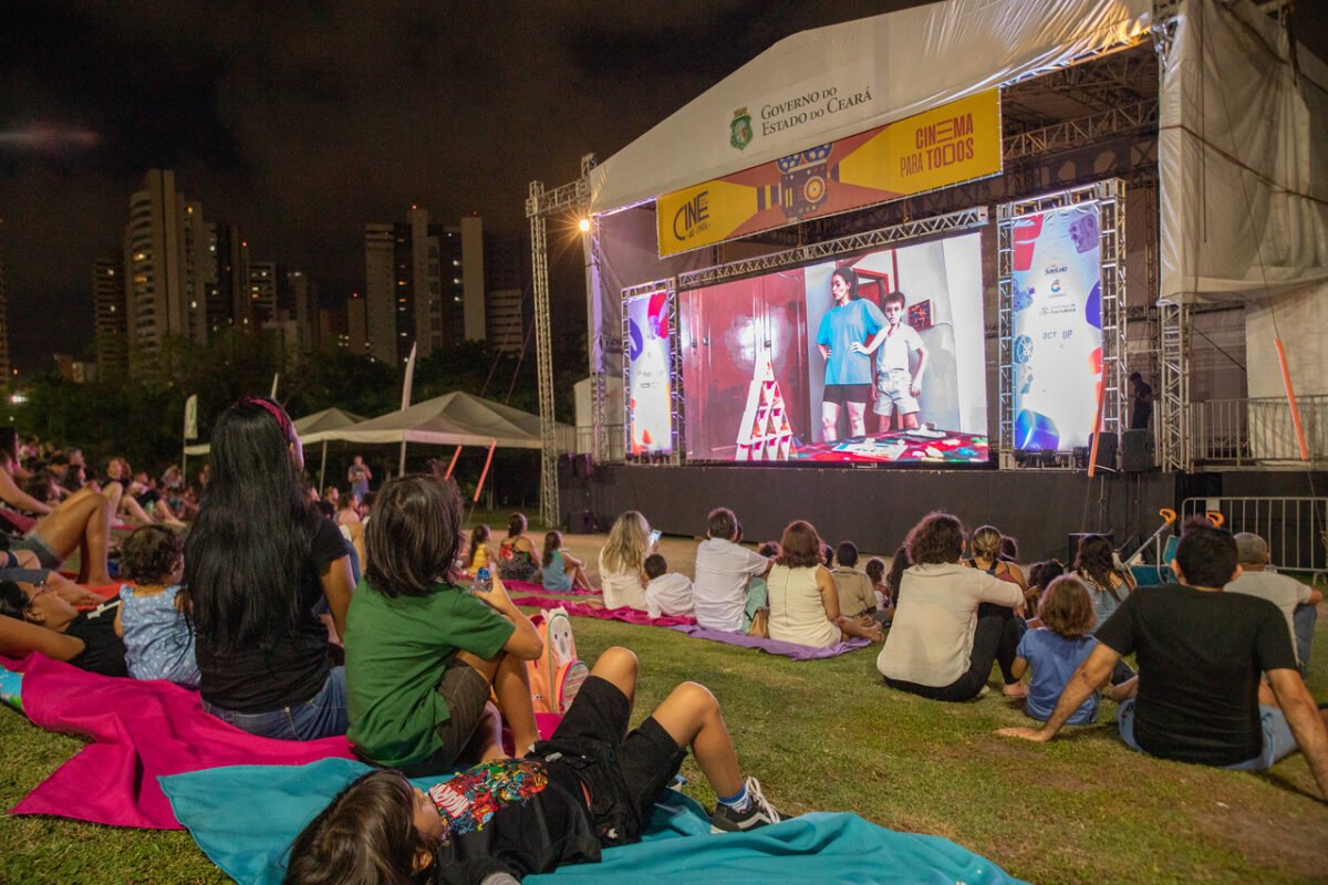 Cine Ar Livre acontece neste domingo (3) na Praça do Morro de Santa Terezinha