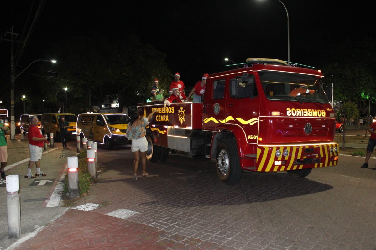 Carreata dos Correios leva brilho e magia do Natal a ruas e avenidas de Fortaleza