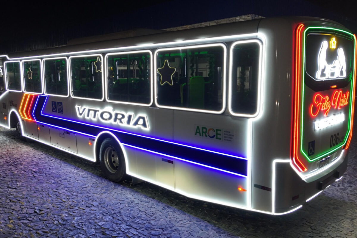 Papai Noel troca trenó por ônibus iluminado da empresa Vitória