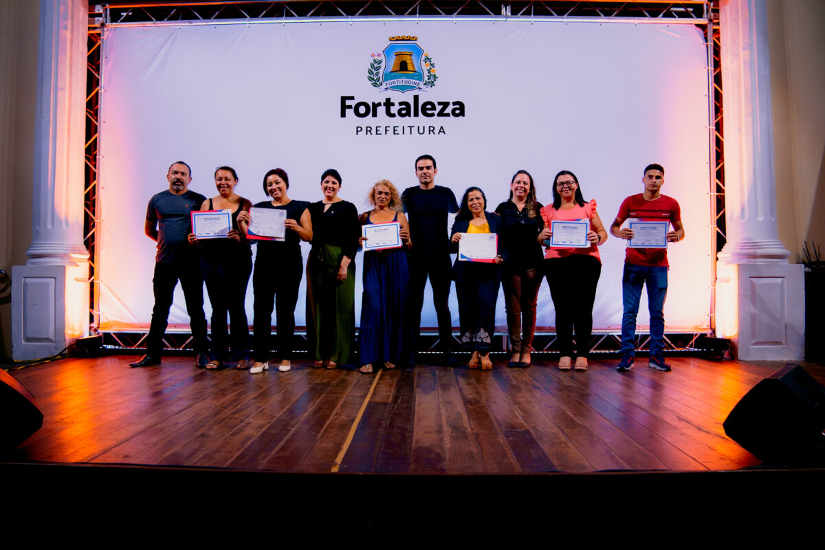 Prefeitura de Fortaleza entrega 2.983 certificados para concludentes do Programa Fortaleza + Futuro