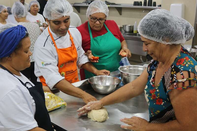 Escola de Gastronomia Social oferta 300 vagas para cursos gratuitos em janeiro