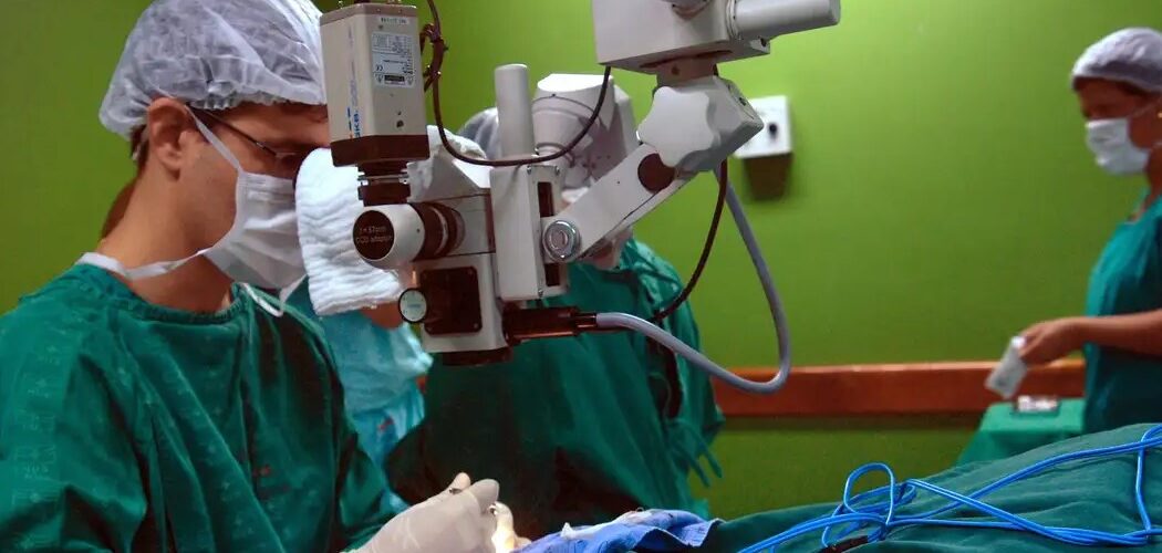 O Sistema Único de Saúde (SUS) registrou 13.663.782 cirurgias eletivas realizadas em 2024. O volume é 10,8% maior do que em 2023, quando o número foi de 12.322.368 procedimentos. Em relação a 2022, a alta foi de 32%, com 10.314.385 cirurgias realizadas. Segundo o Ministério da Saúde, o Programa Nacional de Redução das Filas, que visa a expansão de cirurgias classificadas como prioritárias, também registrou aumento no número de procedimentos realizados. No ano passado, 5.324.823 cirurgias foram realizadas – índice 18% maior que o registrado em 2023 (4.510.740). O ministério avalia que o programa Mais Acesso a Especialistas contribuiu para o alcance dos resultados. Os números mostram que a iniciativa abriu caminho para o maior crescimento no número de serviços especializados no SUS nos últimos 10 anos, além da ampliação do número de médicos especialistas entre 2022 e 2024. “O Mais Acesso a Especialistas traz inovações como a incorporação de um modelo de remuneração baseado no cuidado integral, que prioriza o paciente. Para isso, estão sendo investidos R$ 2,4 bilhões nas áreas de oncologia, cardiologia, oftalmologia, otorrinolaringologia e ortopedia.” Segundo a pasta, o programa alcançou adesão de 100% dos estados e do Distrito Federal e de 97,9% dos municípios. Até o momento, foram enviados 136 planos de ação regionais, abrangendo 167,9 milhões de habitantes. A proposta é priorizar a redução do tempo de espera para consultas, exames e tratamentos, com foco no diagnóstico precoce.