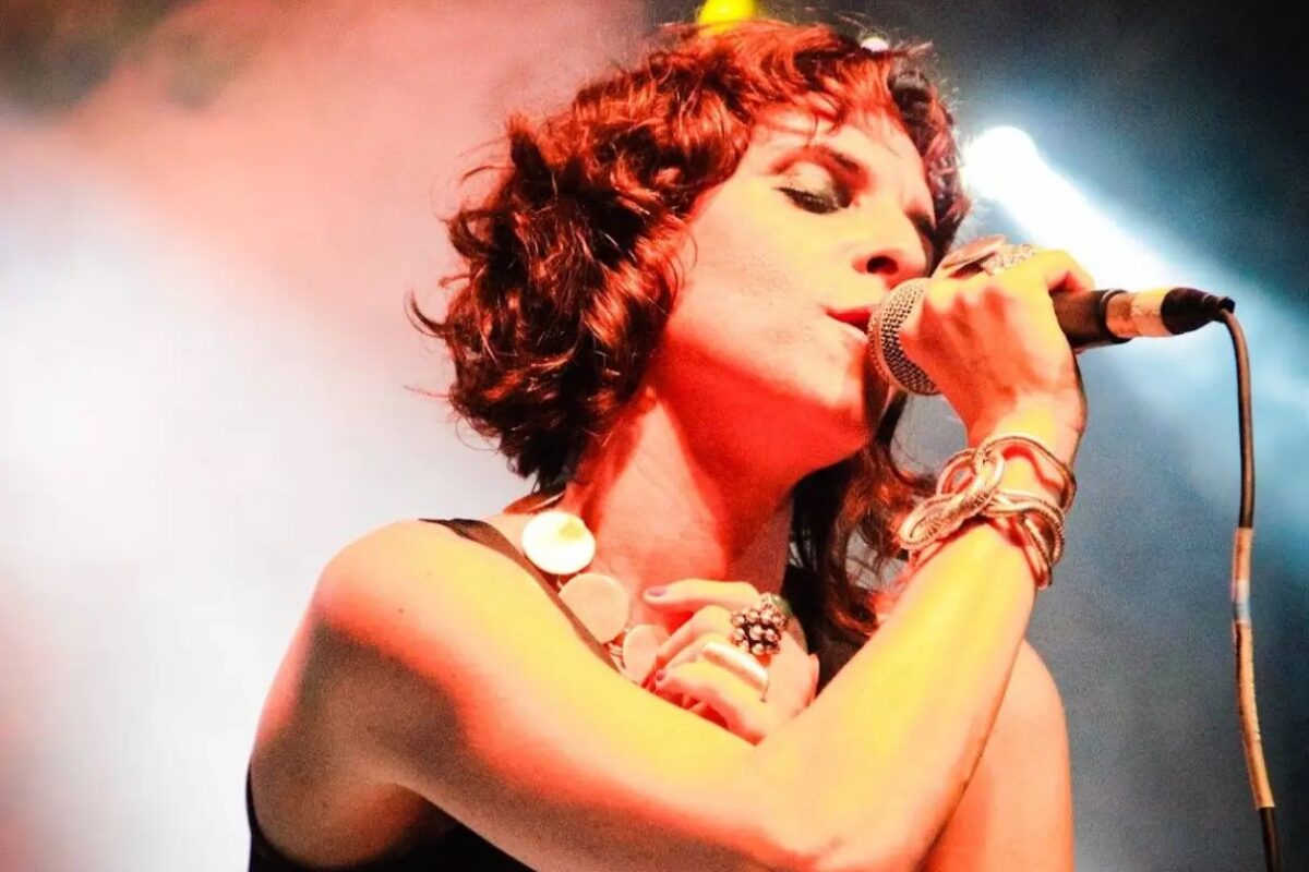 Música: Paula Tesser faz show celebrando Rita Lee e Gal Costa