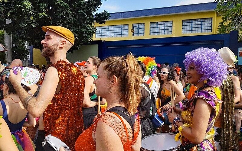 Fisioterapeuta dá dicas para evitar lesões no Carnaval e curtir a folia com segurança
