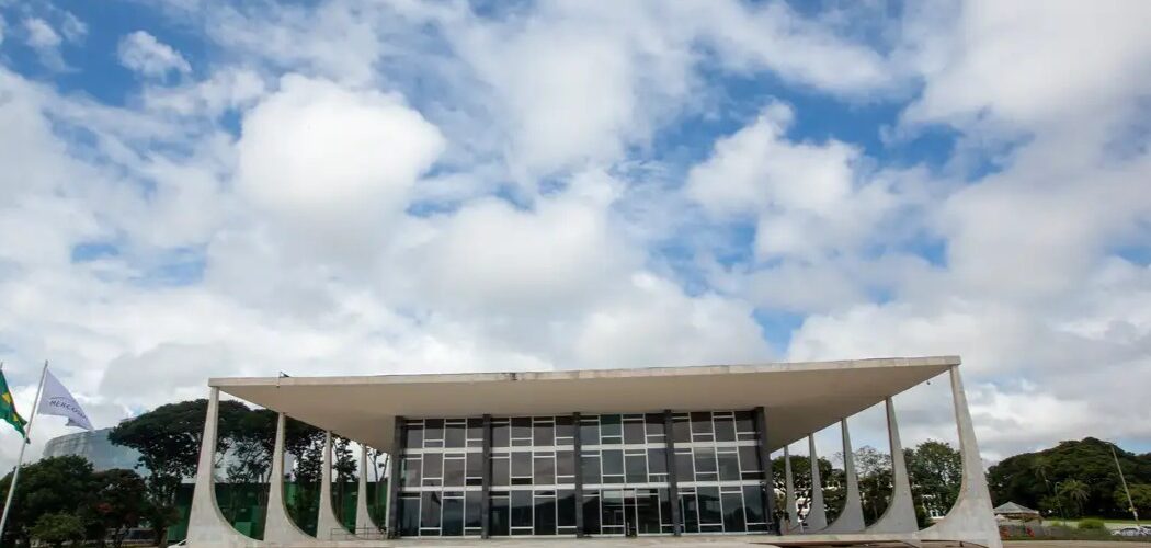 Justiça: STF mantém ministros em julgamento sobre trama golpista