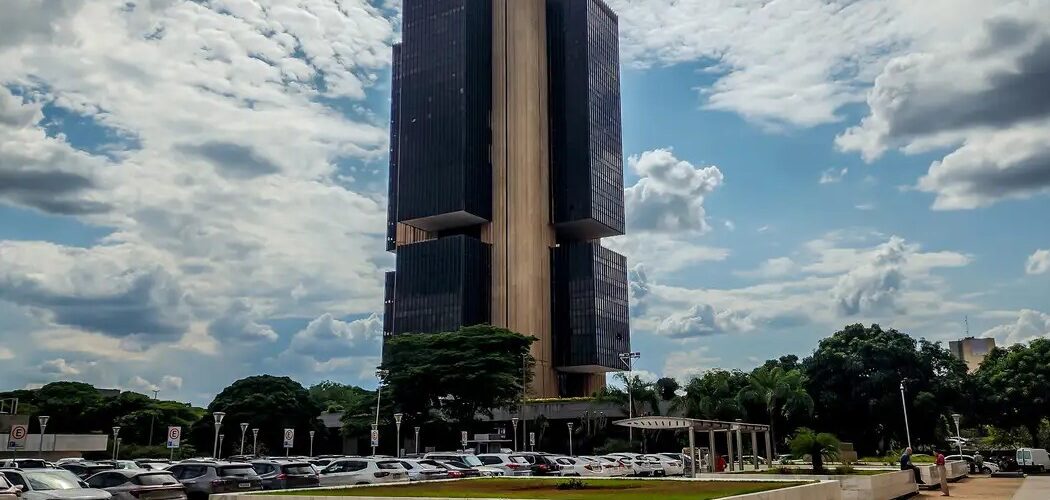 Economia: Central Eleva Taxa Selic para 14,25% ao Ano em Resposta à Inflação