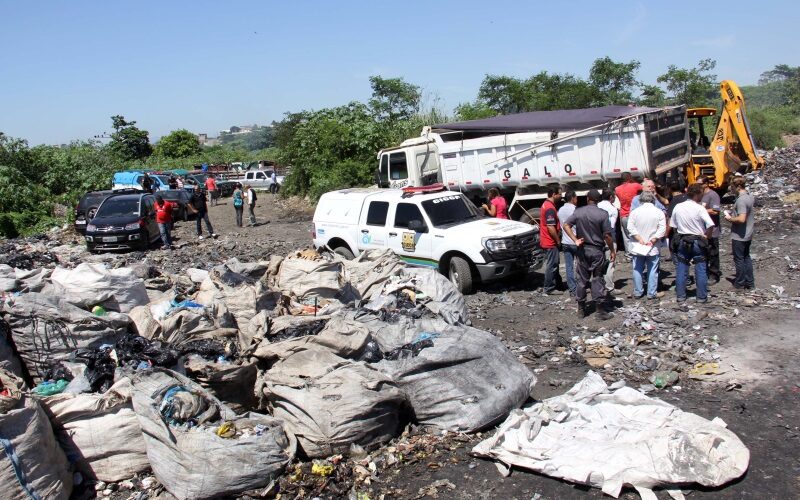 Lixão: Operação flagra aterro clandestino e resulta em prisões em Jardim Gramacho