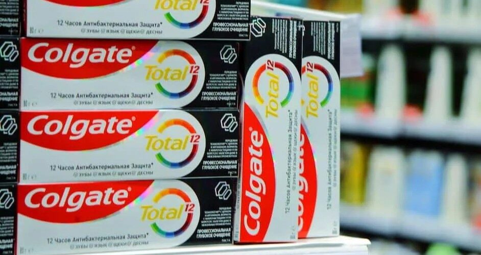 Saúde: Anvisa volta a interditar creme dental Colgate Total Clean Mint após relatos de reações adversas