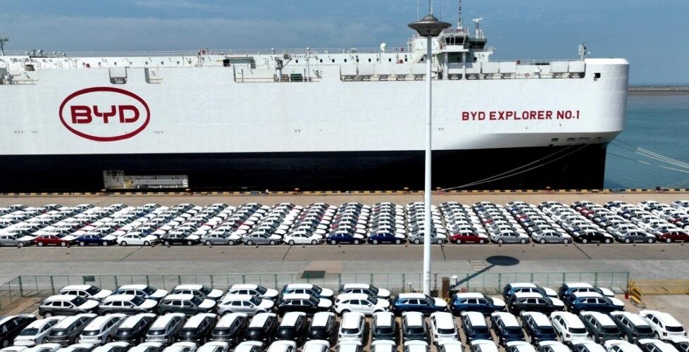 Economia: Trump anuncia tarifa de 25% sobre carros importados nos EUA