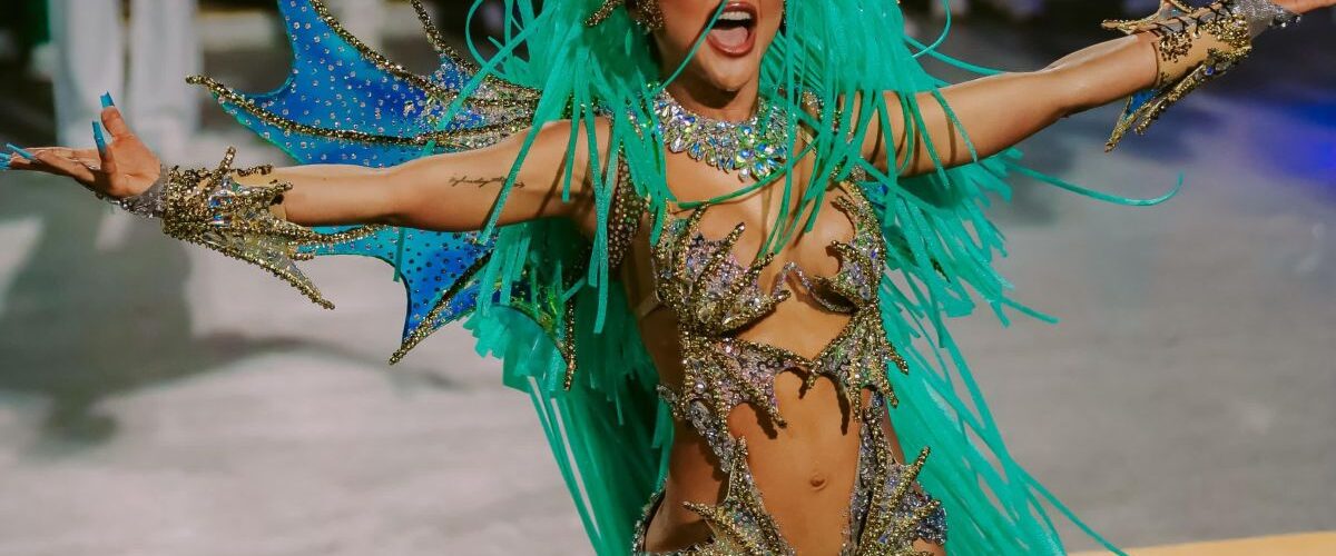 Carnaval: Mileide Mihaile se destaca na Sapucaí com fantasia luxuosa de 20 mil cristais e Swarqovski