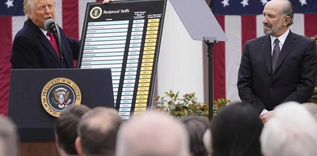 Internacional: Trump chama guerra comercial com a China de "revolução econômica" e anuncia novas tarifas aos importados