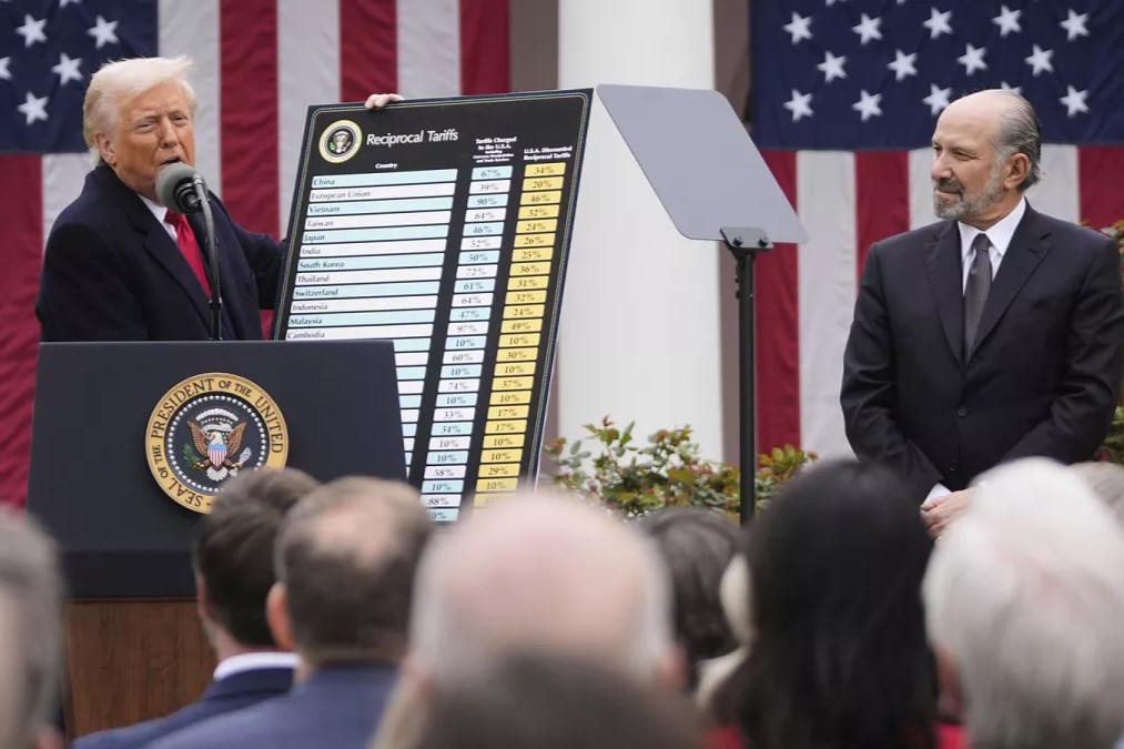 Internacional: Trump chama guerra comercial com a China de "revolução econômica" e anuncia novas tarifas aos importados