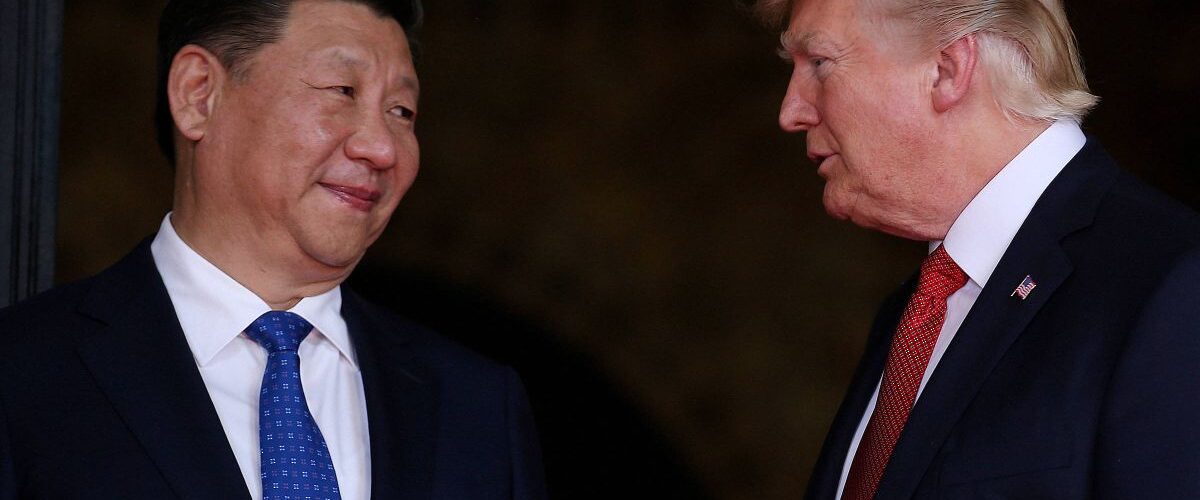 Internacional: China exige fim das tarifas recíprocas dos EUA após isenção temporária a eletrônicos como iPhones e laptops