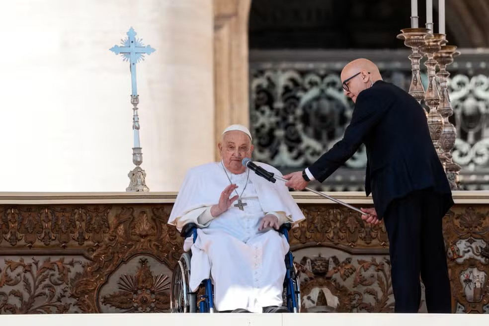 Internacional: Papa Francisco faz primeira aparição pública após internação e diz sentir-se “frágil”