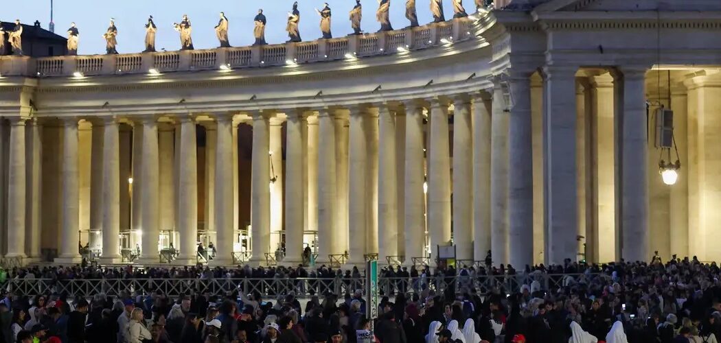 Homenagens: Vaticano pode ampliar velório do papa Francisco diante da multidão de fiéis em Roma