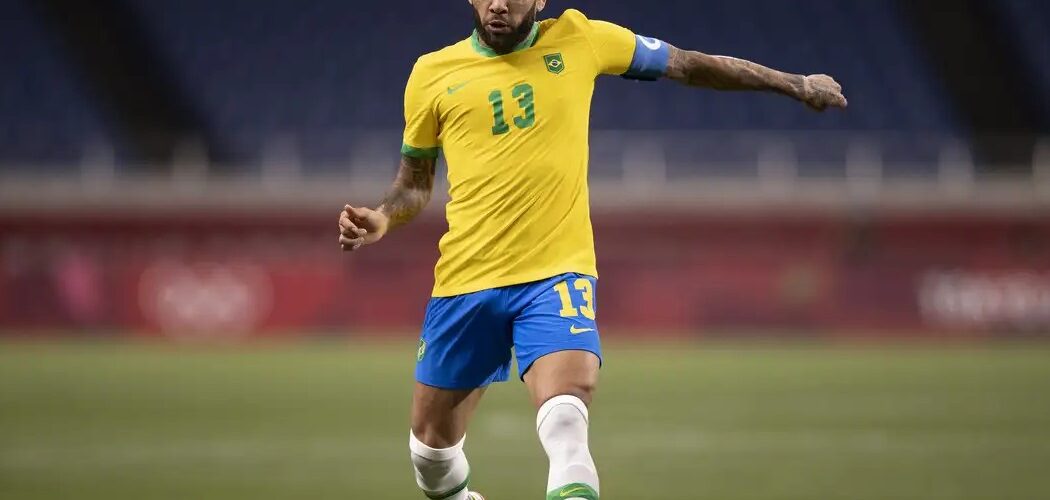 Liberdade: Daniel Alves recupera passaportes e está livre para retornar ao Brasil