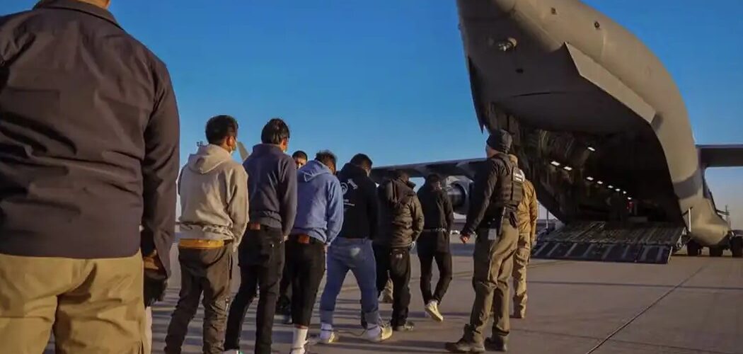 Internacional: Trump propõe auxílio e passagem aérea para imigrantes ilegais que aceitarem autodeportação