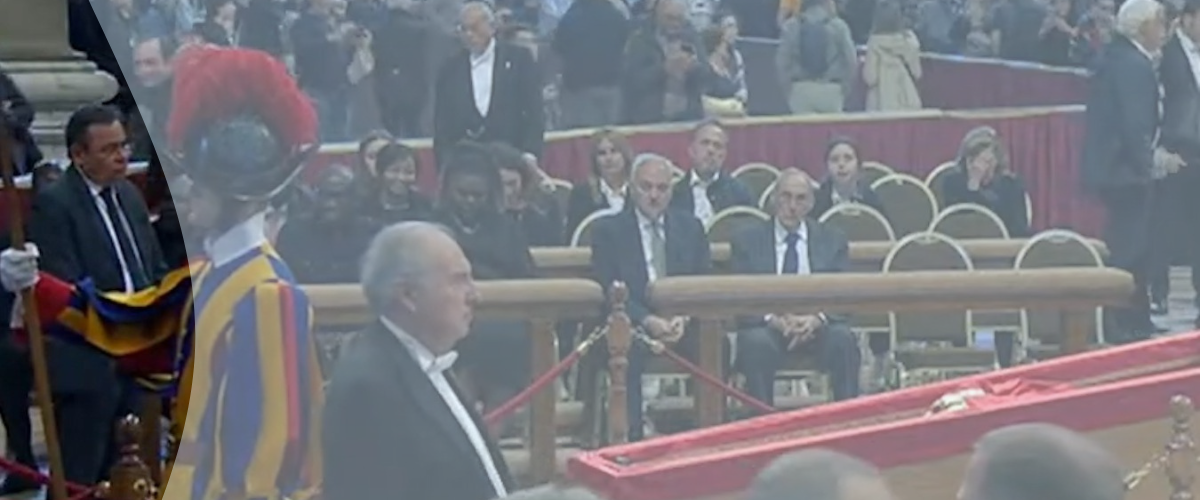 Fundador da Comunidade Shalom reza diante do corpo do Papa Francisco no Vaticano