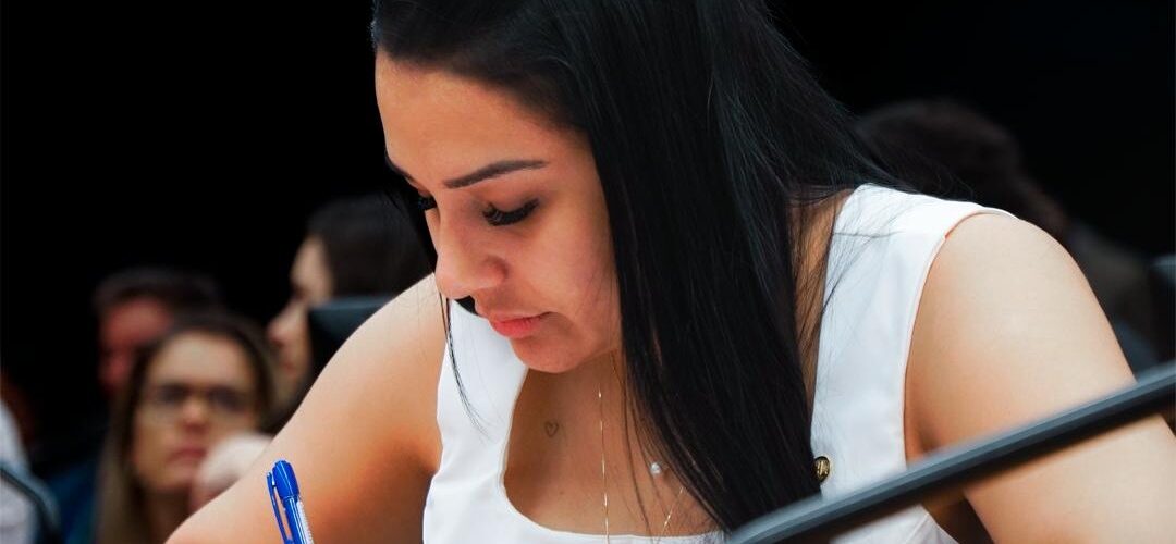 Política: Deputada Dayany Bittencourt cobra ação urgente para crise no Hospital de Messejana