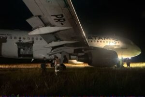 Avião da Latam sai da pista durante pouso em Chapecó; passageiros se assustam