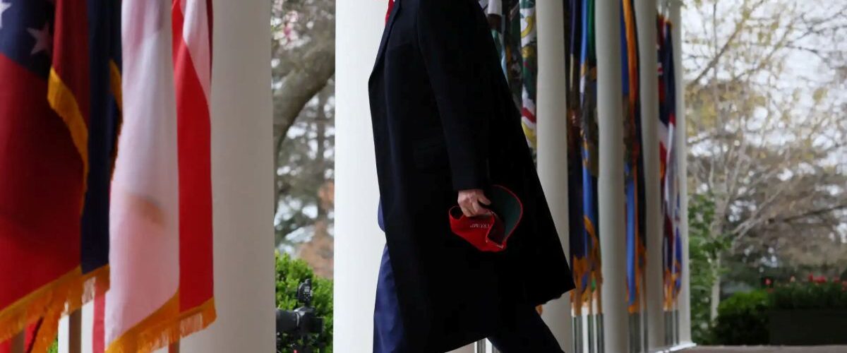 Internacional: Trump ameaça China com tarifas de 50% e amplia guerra comercial em 2025