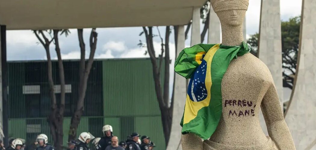 Justiça: STF condena mulher que pichou "Perdeu, mané" em estátua a 14 anos de prisão por atos de 8 de janeiro