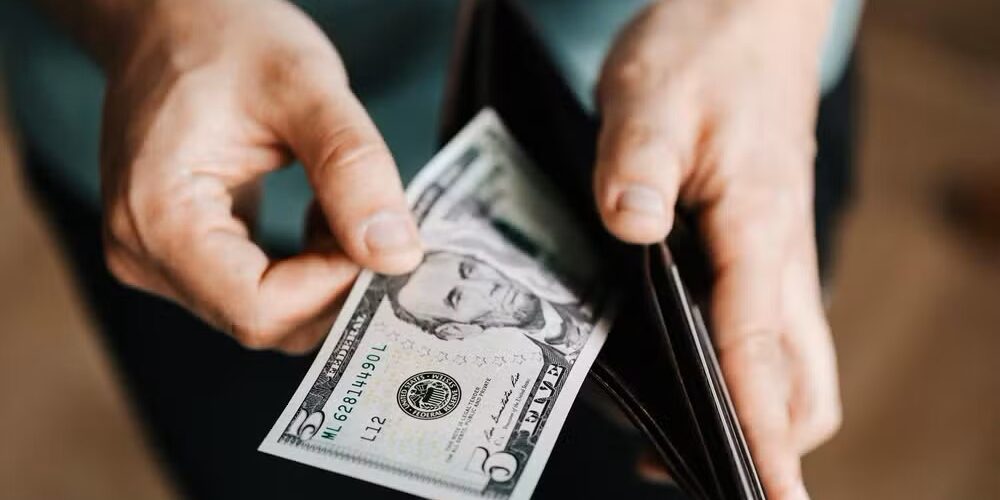 Tarifaço: Dólar despenca após recuo de Trump em tarifaço global; Ibovespa fecha em alta de 3%