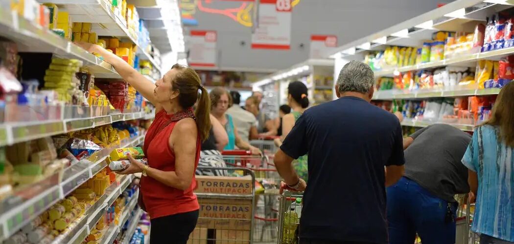 Economia: Selic pode subir para 14,75% ao ano na reunião do Copom, aponta mercado