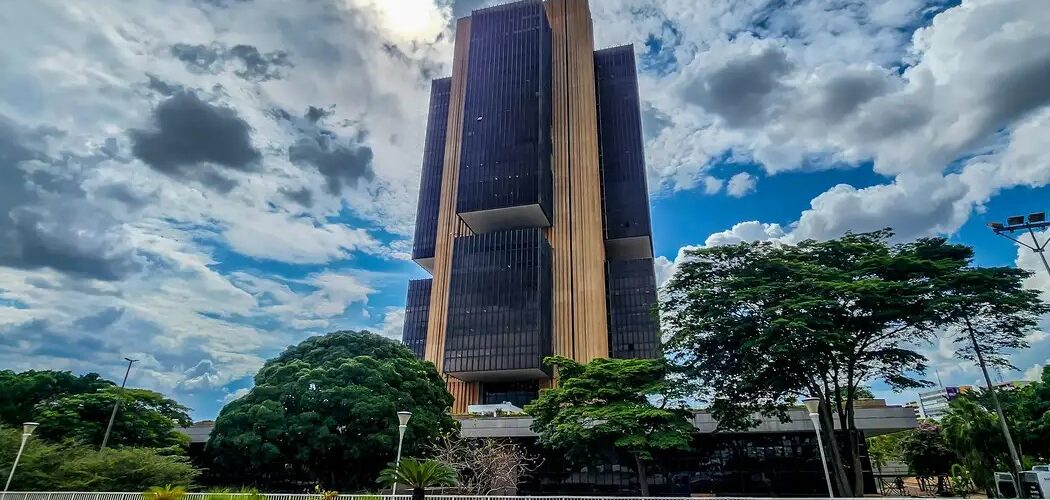 Economia: Banco Central eleva Selic para 14,75% ao ano em meio à alta da inflação e incertezas econômicas