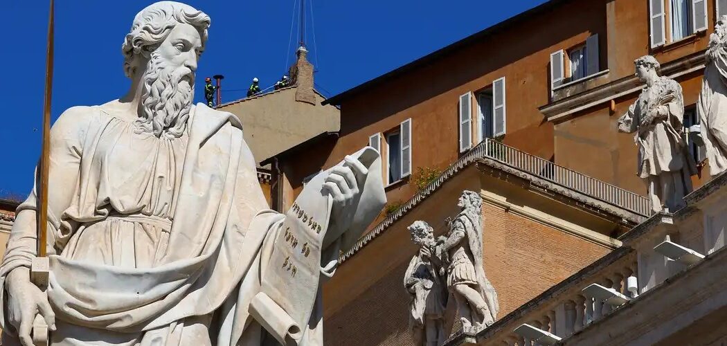 Religião: Vaticano instala chaminé da Capela Sistina para sinalizar eleição do novo papa